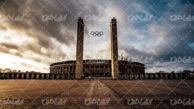 تصویر با کیفیت منظره استادیوم همراه با لوگو المپیک