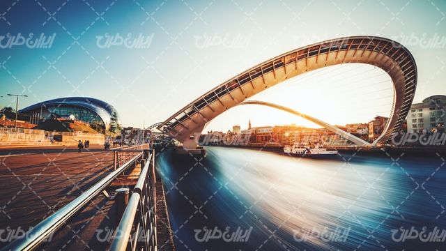 تصویر با کیفیت منظره رودخانه همراه با پل و شهر