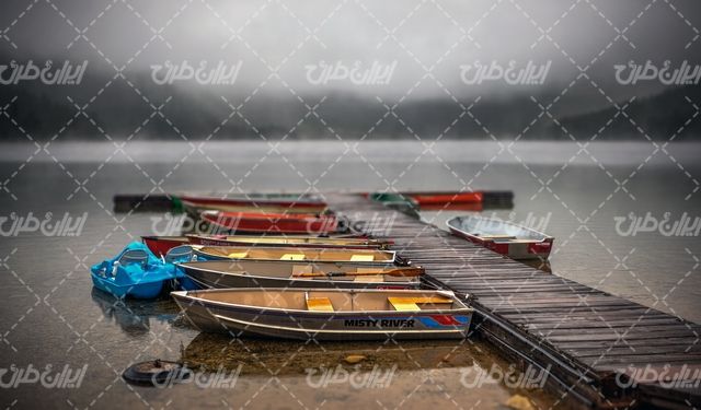 تصویر با کیفیت منظره اسکله همراه با قایق و دریاچه