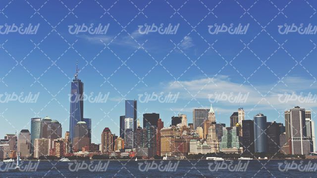 تصویر با کیفیت برج به همراه شهر ساحلی و آسمان خراش