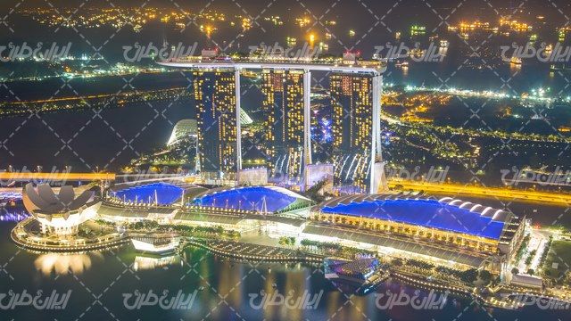 تصویر با کیفیت برج به همراه شهر ساحلی و آسمان خراش