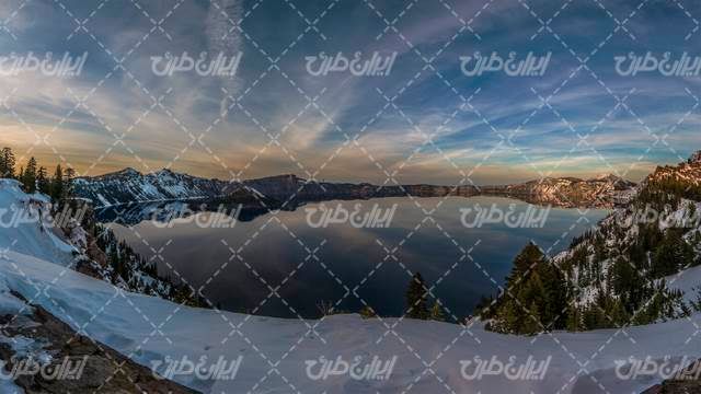 تصویر با کیفیت دریاچه به همراه منظره زیبای غروب آفتاب و کوه