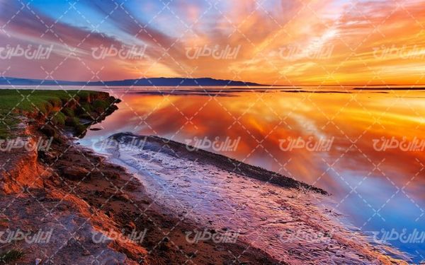 تصویر با کیفیت غروب آفتاب به همراه دریاچه و آب