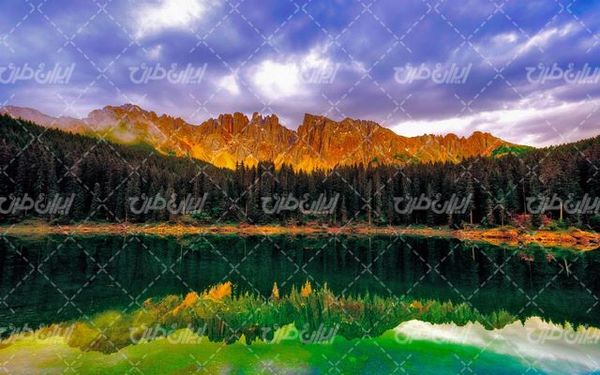 تصویر با کیفیت دریاچه به همراه قایق پارویی و آسمان آبی