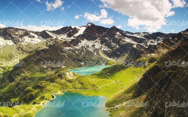 تصویر با کیفیت دریاچه به همراه کوه سنگی و آسمان آبی