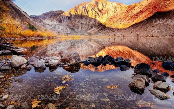 تصویر با کیفیت کوهستان به همراه دریاچه و فصل پاییز