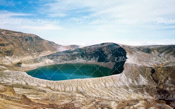 تصویر با کیفیت دریاچه زیبا به همراه کوه سنگی و آسمان آبی