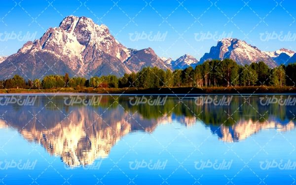 تصویر با کیفیت دریاچه به همراه کوه و آسمان آبی زیبا