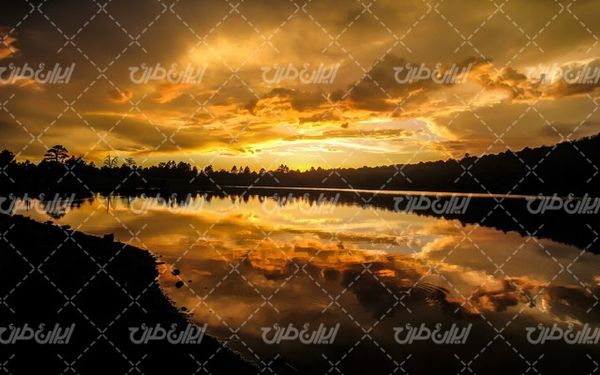 تصویر با کیفیت دریاچه زیبا به همراه غروب آفتاب و کوه
