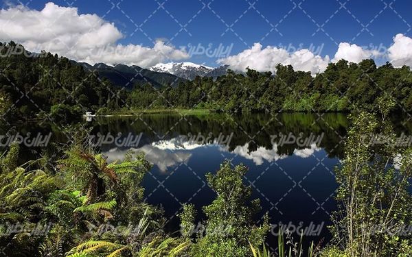 تصویر با کیفیت دریاچه زیبا به همراه کوهستان و آب زلال