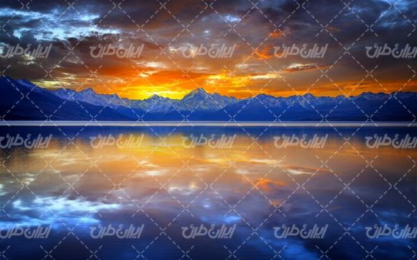 تصویر با کیفیت دریاچه زیبا به همراه غروب خورشیدو آب زلال
