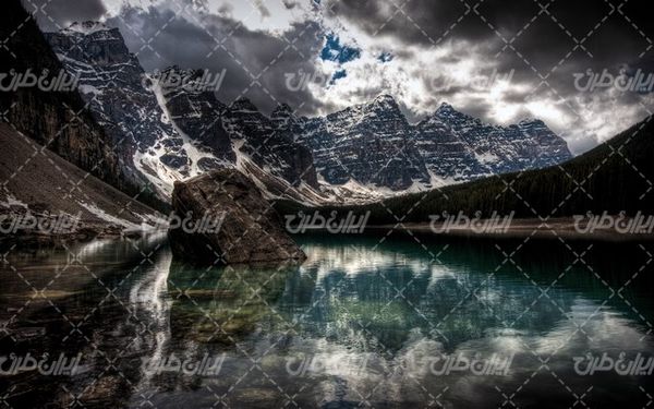 تصویر با کیفیت دریاچه زیبا به همراه آسمان آبی و آب زلال