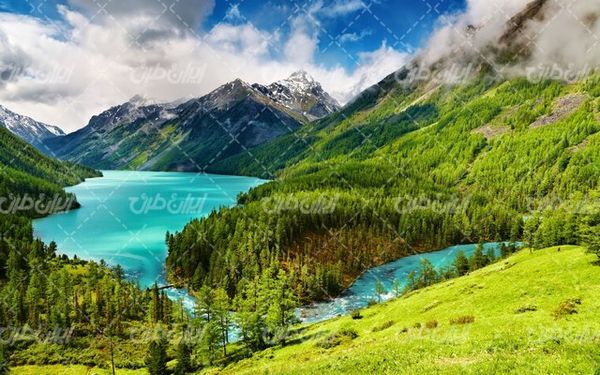 تصویر با کیفیت دریاچه زیبا به همراه آسمان آبی و آب زلال