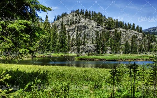 تصویر با کیفیت دریاچه زیبا به همراه آسمان آبی و آب زلال