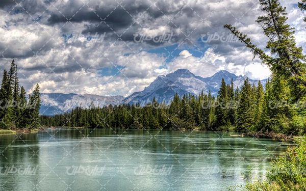 تصویر با کیفیت دریاچه زیبا به همراه آسمان آبی و آب زلال