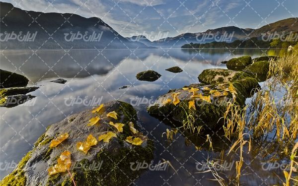 تصویر با کیفیت دریاچه زیبا به همراه آسمان آبی و آب زلال