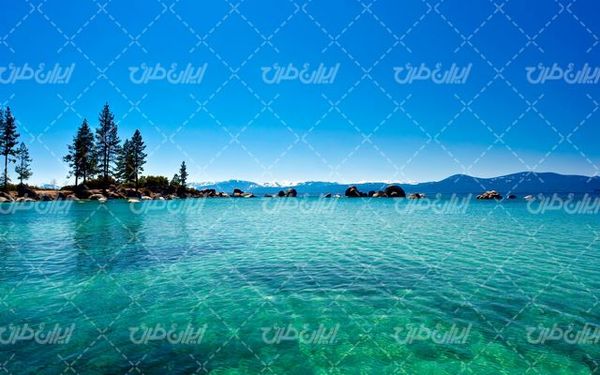 تصویر با کیفیت چشم انداز زیبا به همراه آسمان آبی و آب زلال