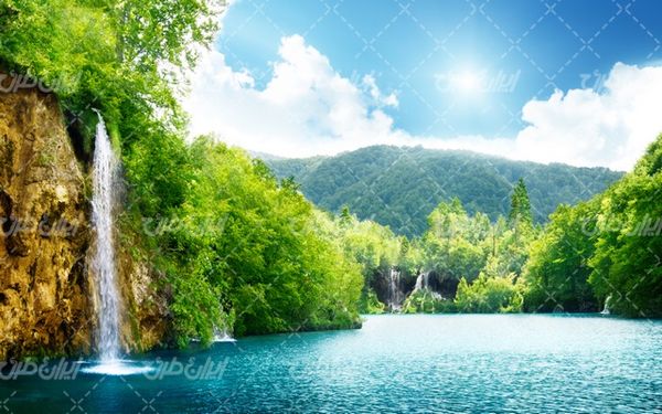 تصویر با کیفیت منظره زیبای آبشار به همراه درخت و طبیعت