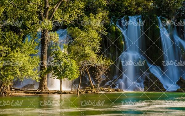 تصویر با کیفیت منظره زیبای آبشار به همراه درخت و طبیعت