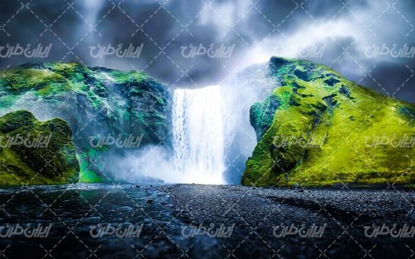 تصویر با کیفیت آبشار زیبا به همراه درخت و چشم انداز طبیعت