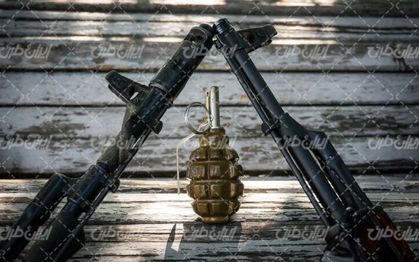 تصویر با اسلحه کلاش به همراه سلاح و ماشین آلات نظامی