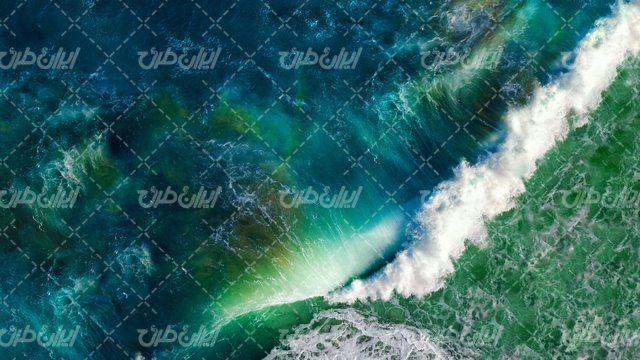 تصویر با کیفیت چشم انداز موج دریا به همراه آب و امواج