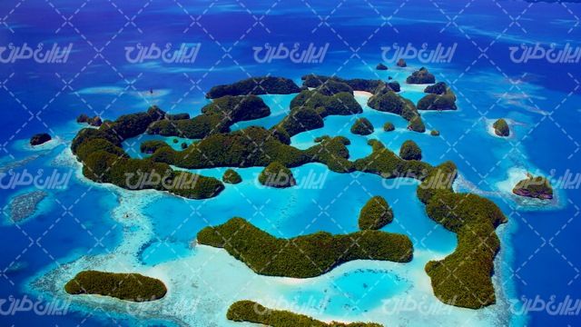 تصویر با کیفیت چشم انداز زیبای جزیره به همراه دریایی آبی