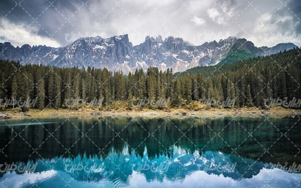 تصویر با کیفیت منظره زیبای دریاچه به همراه چشم انداز زیبا و طبیعت