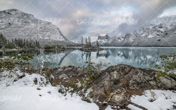 تصویر با کیفیت دریاچه برفی  به همراه منظره زیبا و طبیعت زیبای برفی