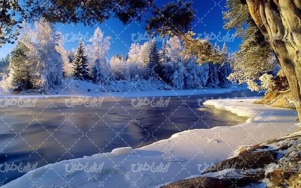 تصویر با کیفیت دریاچه برفی  به همراه منظره زیبا و طبیعت زیبای برفی