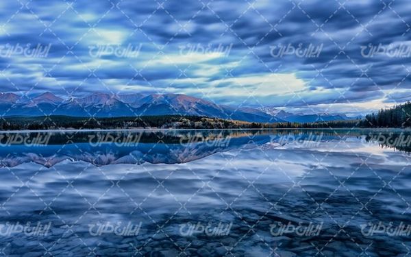 تصویر با کیفیت دریاچه برفی  به همراه منظره زیبا و طبیعت زیبای برفی