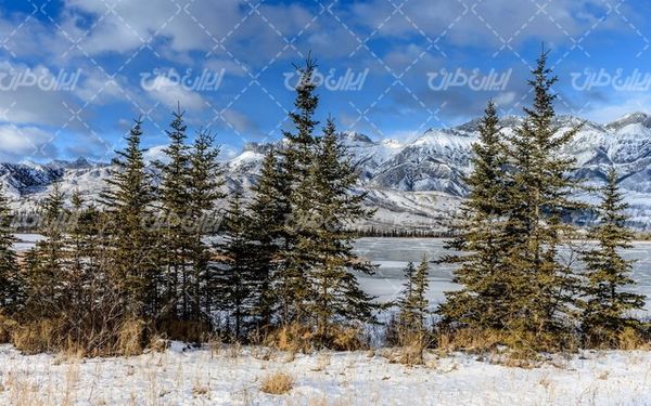 تصویر با کیفیت دریاچه برفی  به همراه منظره زیبا و طبیعت زیبای برفی