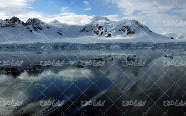 تصویر با کیفیت دریاچه برفی  به همراه منظره زیبا و طبیعت زیبای برفی