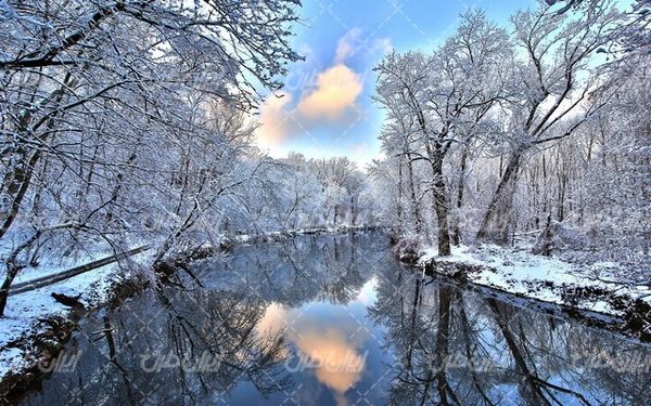 تصویر با کیفیت دریاچه برفی  به همراه منظره زیبا و طبیعت زیبای برفی