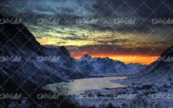 تصویر با کیفیت دریاچه برفی  به همراه منظره زیبا و طبیعت زیبای برفی
