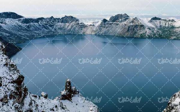 تصویر با کیفیت دریاچه برفی  به همراه منظره زیبا و طبیعت زیبای برفی