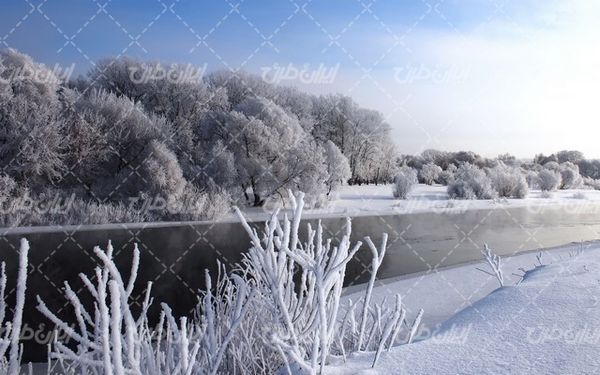 تصویر با کیفیت رودخانه برفی به همراه منظره زیبا و طبیعت زیبای برفی