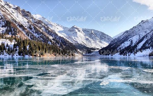 تصویر با کیفیت منظره دریاچه به همراه منظره زیبا و طبیعت زیبای برفی