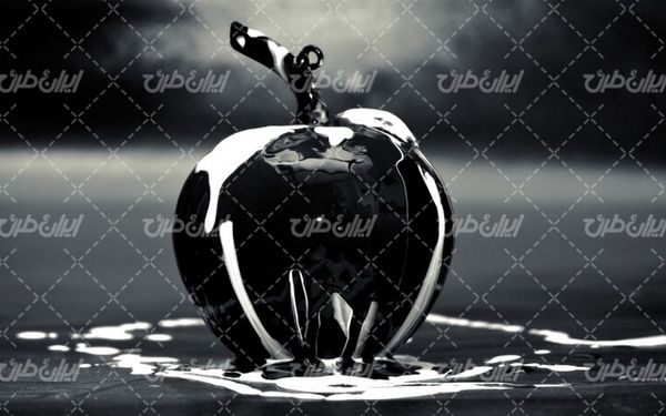 تصویر با کیفیت سیب سیاه به همراه تصویر زمینه و بک گراند گرافیکی