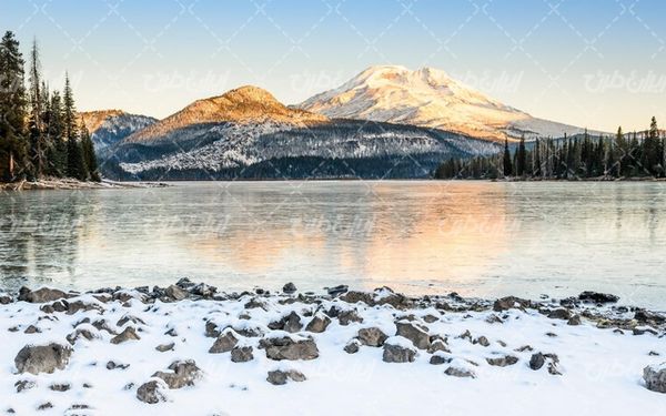 تصویر با کیفیت منظره زمستان به همراه برف و طبیعت برفی