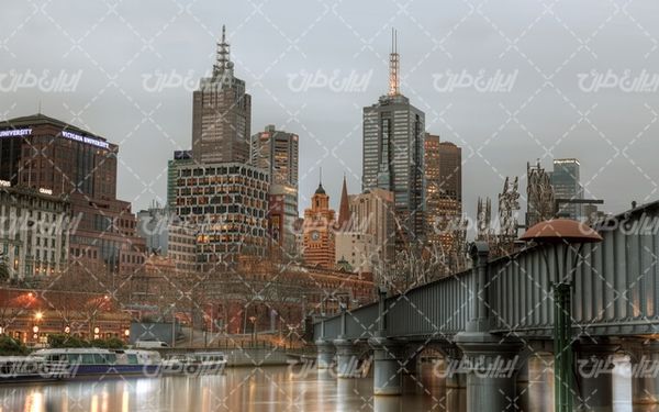 تصویر با کیفیت شهر توریستی همراه با عکس شهر و ساختمان های شهری