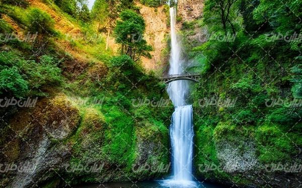 تصویر با کیفیت چشم انداز همراه با منظره و چشم انداز آبشار زیبا
