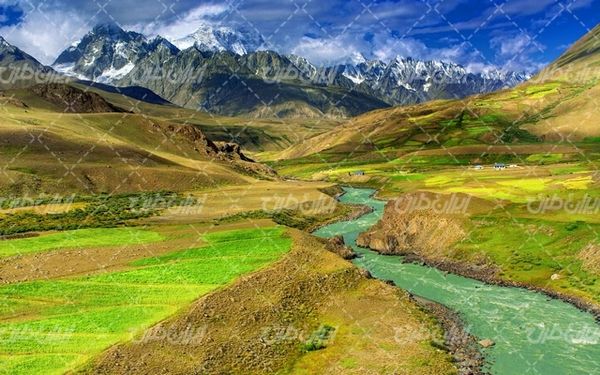 تصویر با کیفیت چشم انداز همراه با منظره و چشم انداز زیبای کوهستان