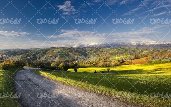 تصویر با کیفیت چشم انداز همراه با منظره و چشم انداز زیبای جاده خاکی