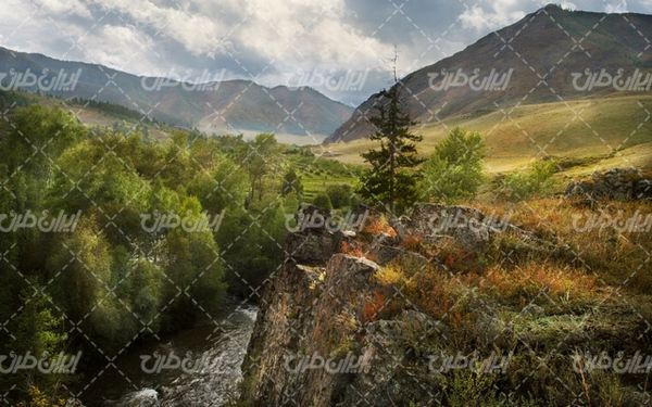 تصویر با کیفیت چشم انداز همراه با منظره و چشم انداز زیبای صخره