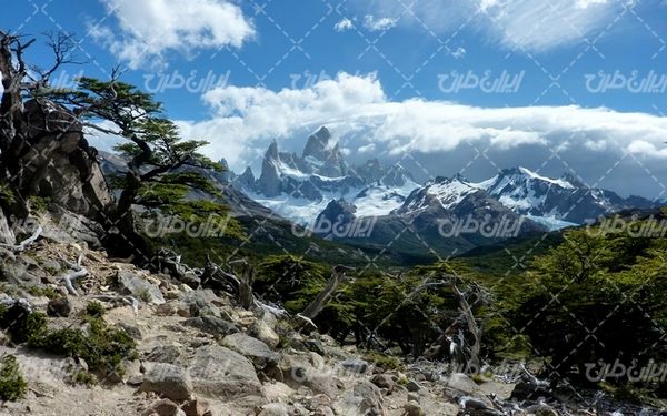 تصویر با کیفیت چشم انداز همراه با منظره و چشم انداز زیبای کوهستان