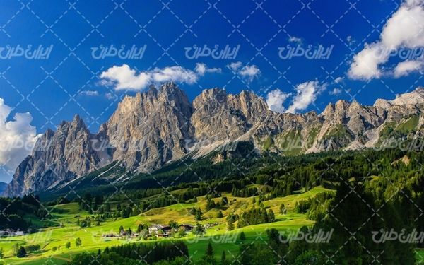 تصویر با کیفیت چشم انداز همراه با منظره و چشم انداز زیبای کوه