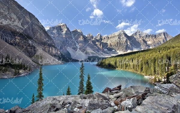 تصویر با کیفیت چشم انداز همراه با منظره و چشم انداز زیبای دریاچه
