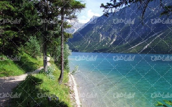 تصویر با کیفیت چشم انداز همراه با منظره و چشم انداز زیبای دریاچه
