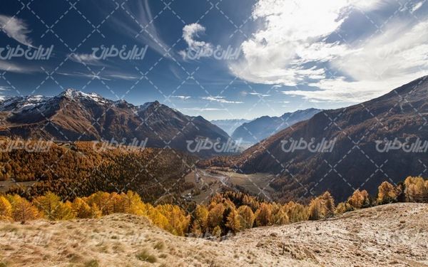 تصویر با کیفیت چشم انداز همراه با منظره و چشم انداز زیبای فصل پاییز